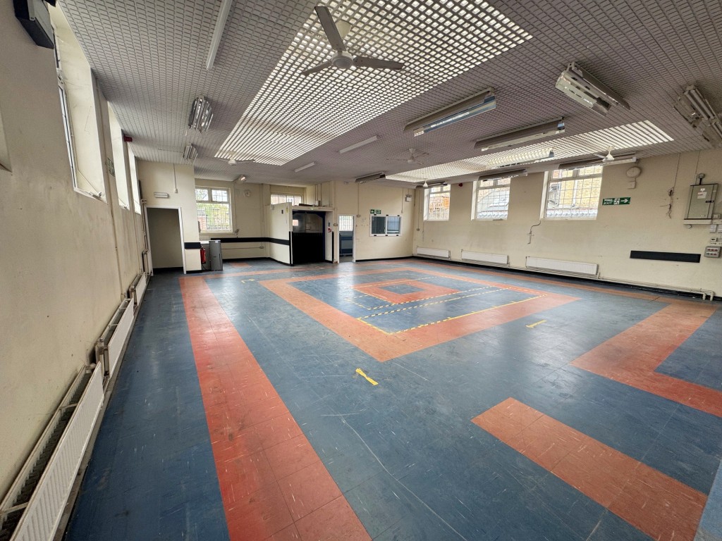 Lot: 42 - FREEHOLD PREMISES IN CENTRAL LOCATION WITH PARKING - Ground floor main hall